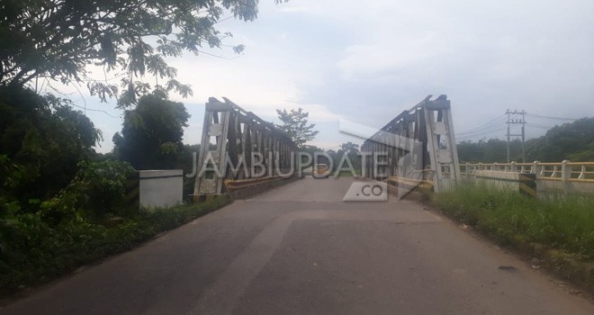Jembatan Peneradan yang akan ditutup PJN 1 Jambi. Jembatan ini tidak dipungsikan lagi karena sudah kritis. Foto : Dok Jambiupdate